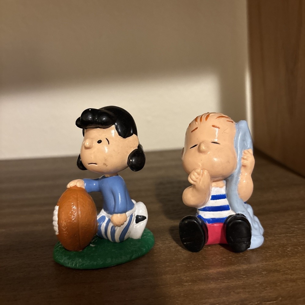 Peanuts Collectible Characters!! Lucy And Linus‎ Football Security Blanket PVC